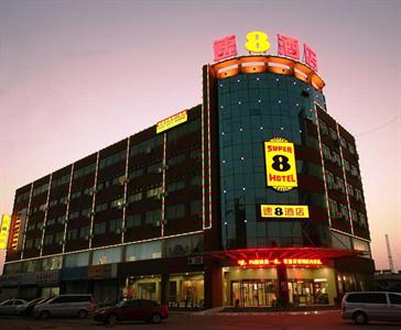 Super 8 Lianyungang Railway Station Square