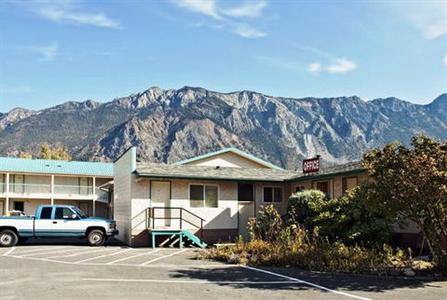 Canada's Best Value Inn-Mile 0