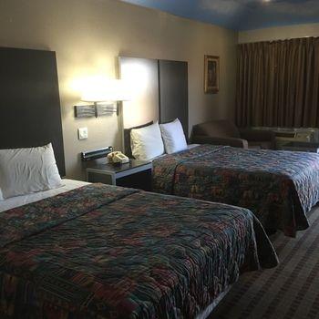 Camelot Inn & Suites Hobby/Gulf Freeway