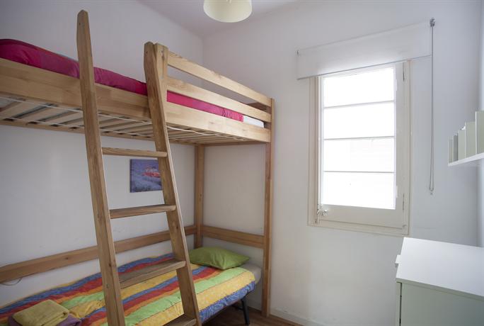 Sagrada Familia location sleeps 6