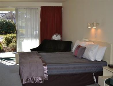 Colonial Manor Motel