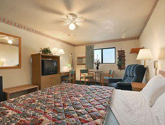 Super 8 Motel East Kellogg Wichita