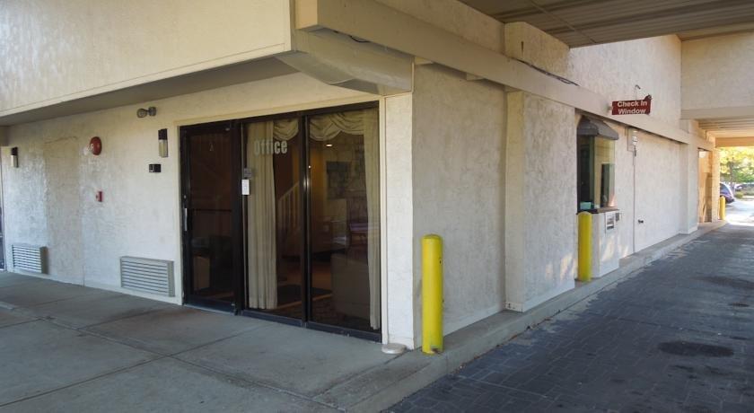 Days Inn Cleveland Airport South