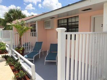 Colony Club Inn & Suites