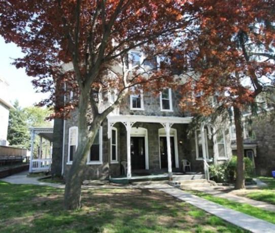 Homestay in Roxborough-Manayunk near Ridge Avenue Bridge in Philadelphia