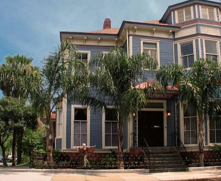 Savannah Dream Vacations - 1002 Drayton Lower Apt