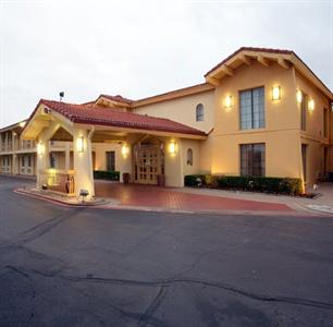 Baymont Inn & Suites Grand Prairie