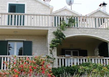 Oasis Apartments Sutivan