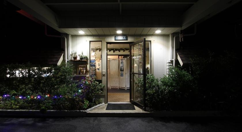 Monterey Fireside Lodge