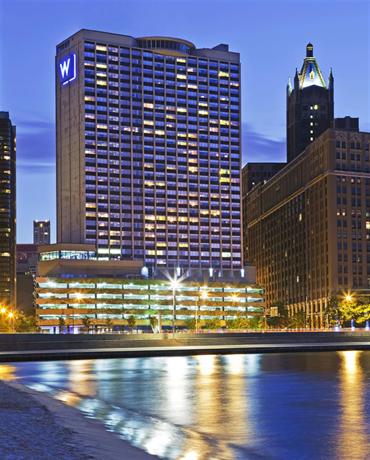 W Chicago Lakeshore