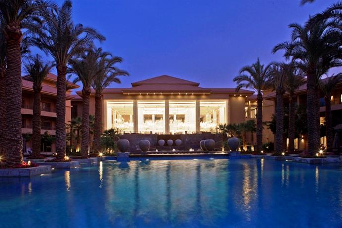 Dusit Thani LakeView Cairo