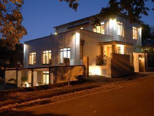 Consulate Apartments