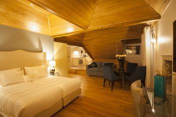 Flores Village Hotel & Spa