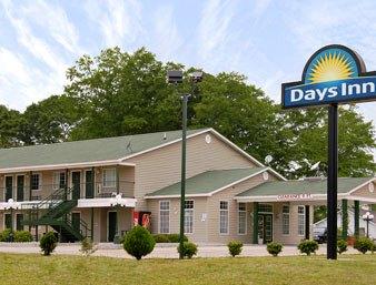 Days Inn & Suites Pine Mountain - Maingate North of Callaway Gardens