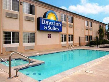 Days Inn & Suites Wichita