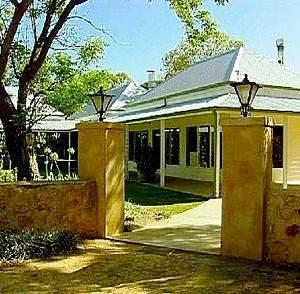 Portee Station Suites Blanche Town