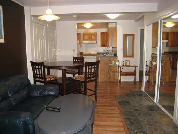 Homestay in Saanich near Broadmead Village Shopping Centre