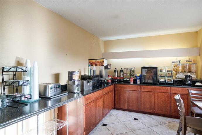 Econolodge Inn and Suites Pittsburgh Airport