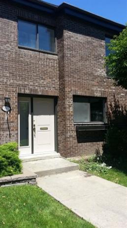 Homestay in Brossard near Mail Champlain