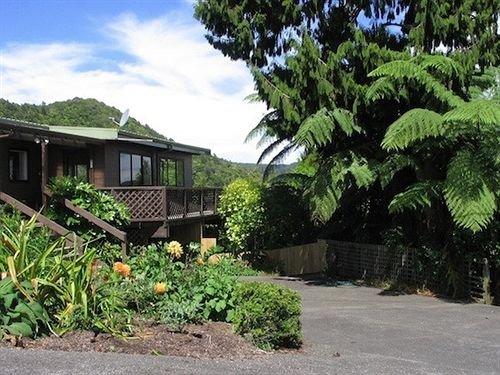 Lone Kauri Lodge Karekare