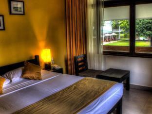 Nuwarawewa Lakeside Hotel