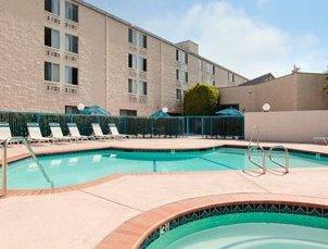 Days Inn & Suites Fullerton
