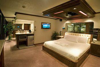 Sybaris Pool Suites