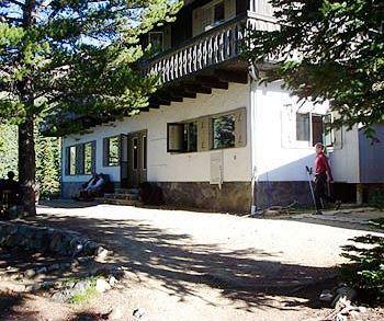 Cathedral Lakes Lodge