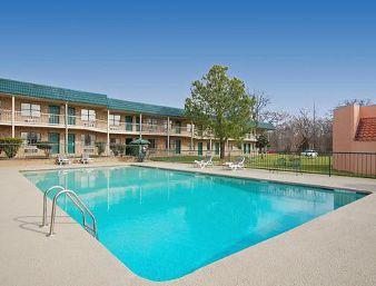 Days Inn and Suites Palestine