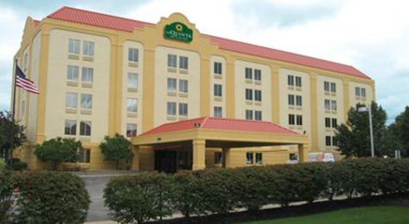La Quinta Inn & Suites Cleveland Airport West