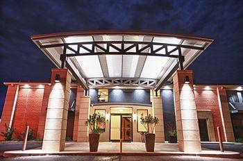 12 Oaks Motor Hotel