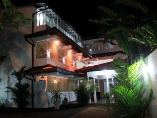 Tharusha Holiday Inn