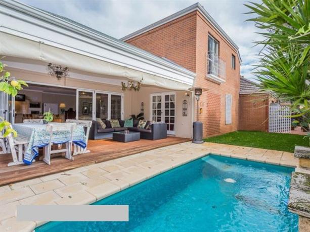 Homestay in Mt Claremont near Loch Street Railway Station