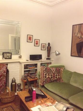 Homestay in Bayswater near Meltham Railway Station