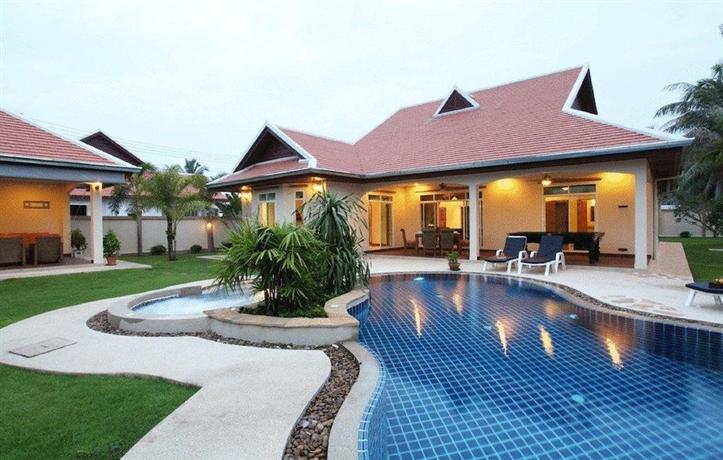 The Chase & Foxlea Executive Pool Villas