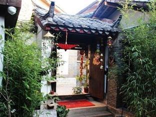 Lijiang Tiger House Inn Courtyard 1